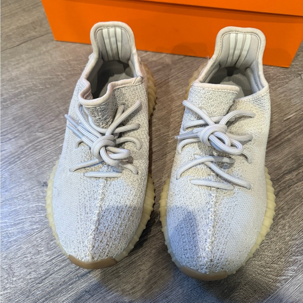 YEEZY SNEAKERS